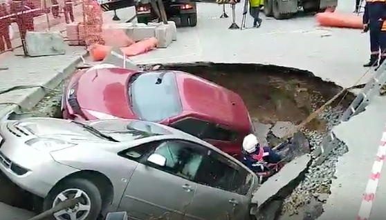 Фото Автомобили провалились в яму с кипятком в Новосибирске – онлайн-трансляция с места ЧП 12